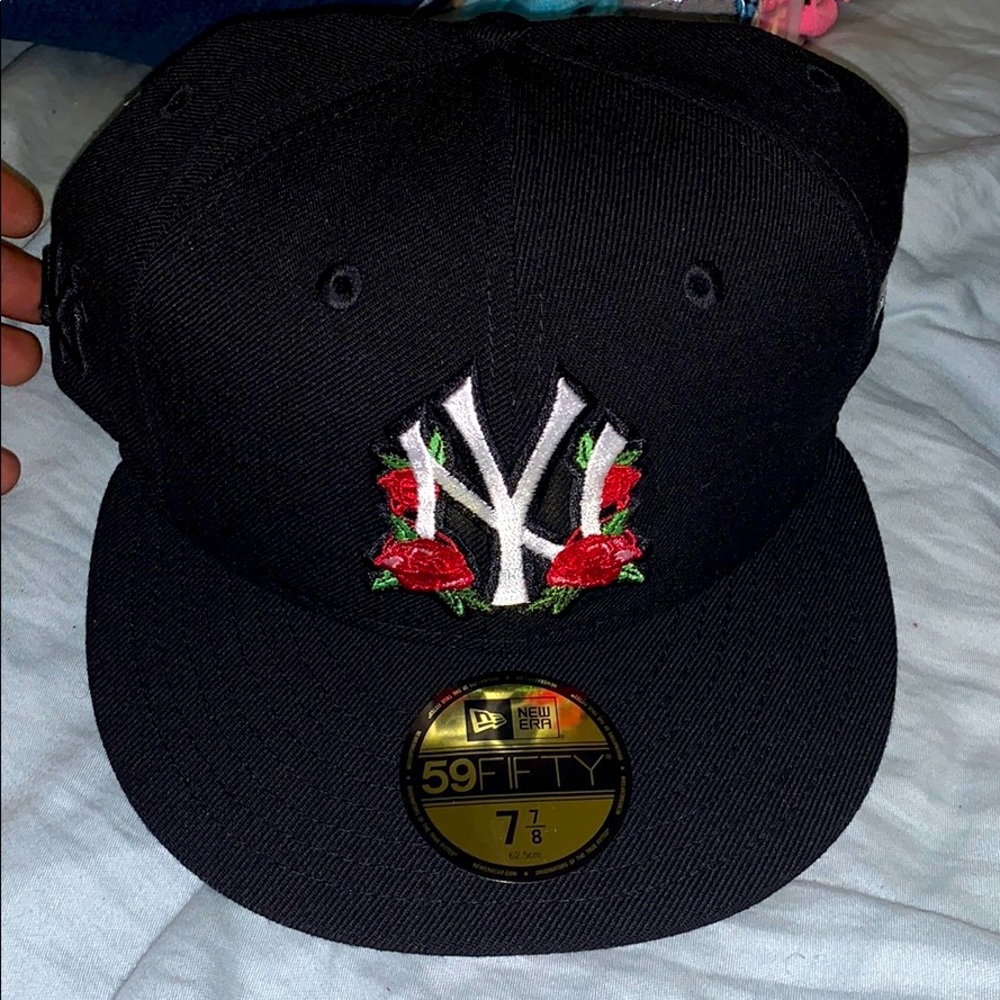 Black yankee rose (pink) fitted hat